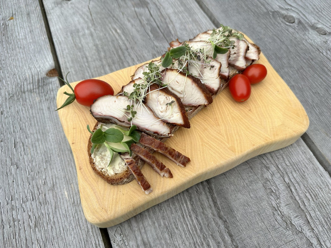 Geräuchertes OKAVA-Filet auf geröstetem Bauernbrot – die edle Vorspeise